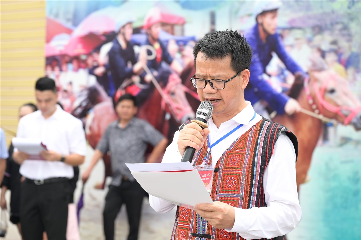 Ông Trần Hoàng Tuân, Phó Chủ tịch UBND huyện,  Trưởng Ban tổ chức giải phát biểu khai mạc