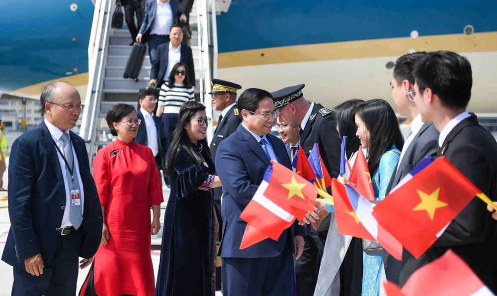 Cán bộ, nhân viên Đại sứ quán Việt Nam tại Pháp nồng nhiệt chào đón Thủ tướng Phạm Minh Chính và Phu nhân (Ảnh NGUYỄN HỒNG).