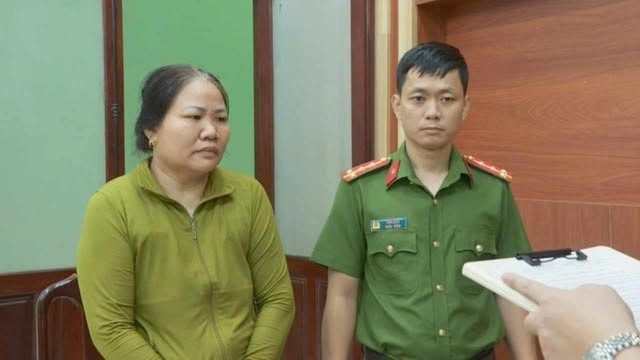 Cơ quan công an tống đạt quyết định khởi tố bị can đối với Hồ Thụy Bích Dân