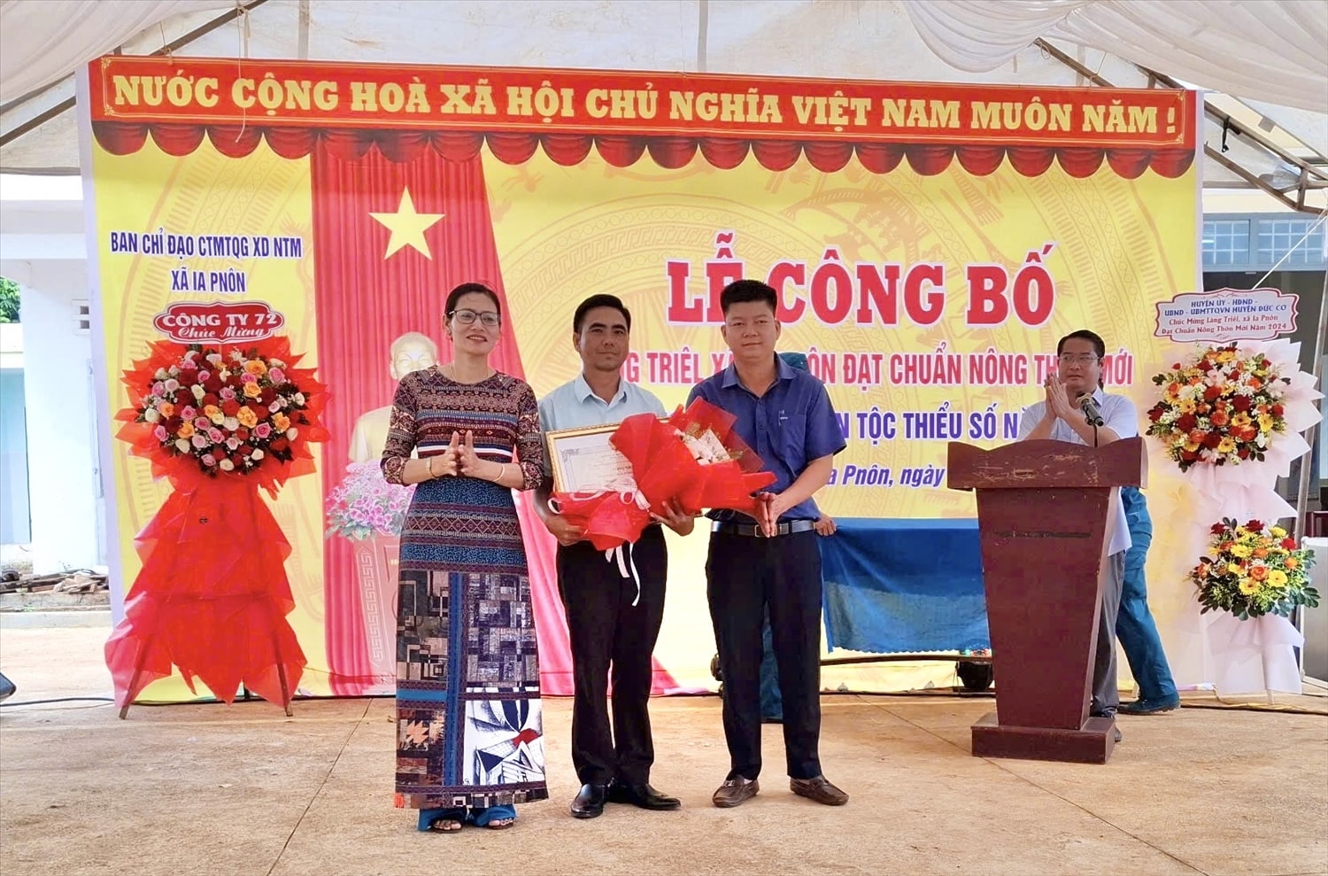 Đai diện UBND huyện Đức Cơ trao Quyết định công nhận làng Triêl (xã Ia Pnôn) đạt chuẩn làng nông thôn mới năm 2024