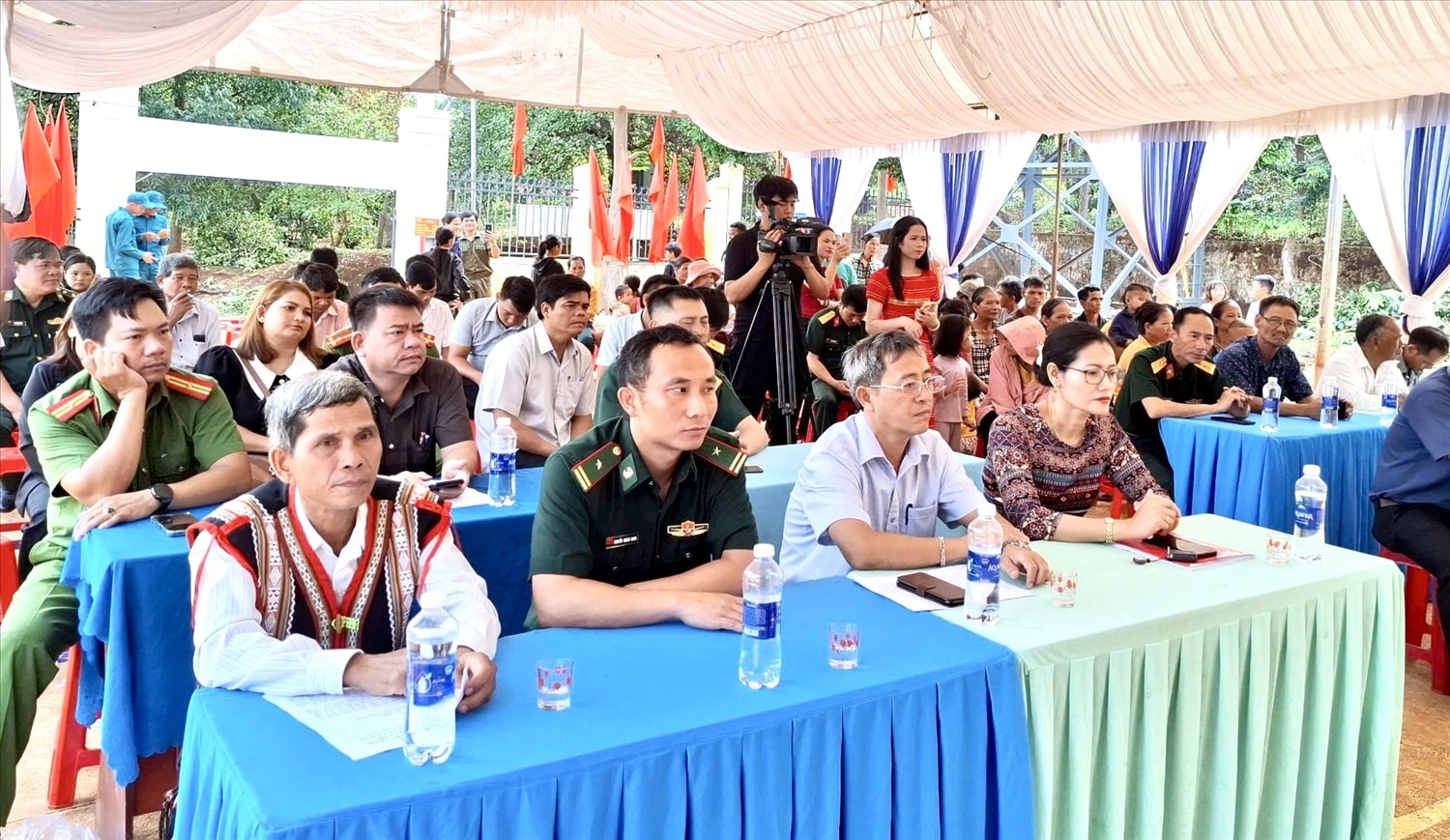 Người dân cùng chính quyền địa phương, đại diện lực lượng vũ trang đứng chân trên địa bàn tham gia lễ công nhận