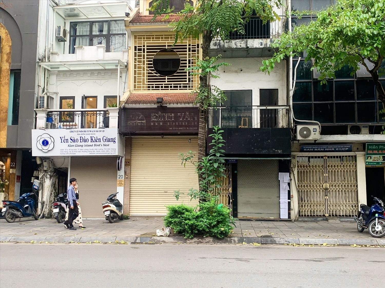 Không còn cảnh buôn bán tấp nập, tuyến phố (Hà Nội) nay cứ cách 3-4 nhà thì có một nhà đóng cửa, treo biển cho thuê, một số nhà liền kề nhau đồng loạt 