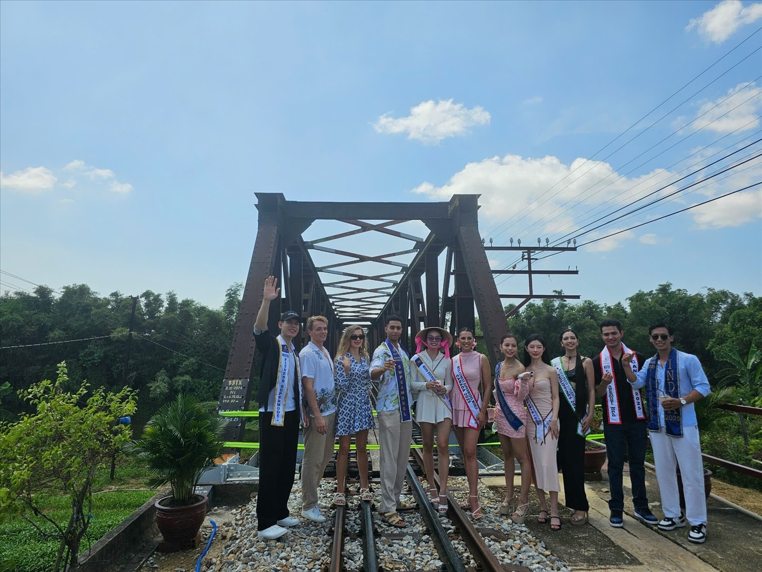 Các thí sinh chụp ảnh tại cầu Luật Lễ, cây cầu  tuổi đời  hơn 100 năm  tuyến đường sắt Quy Nhơn - Diêu Trì 