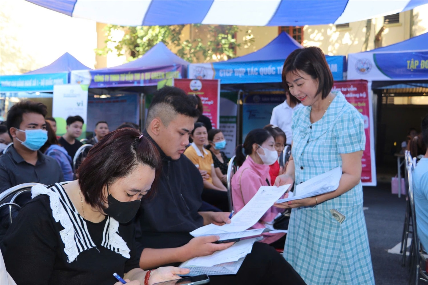 Người lao động được giới thiệu việc làm tại Ngày hội việc làm quý IV năm 2024. Người lao động được giới thiệu việc làm tại Ngày hội việc làm quý IV năm 2024.