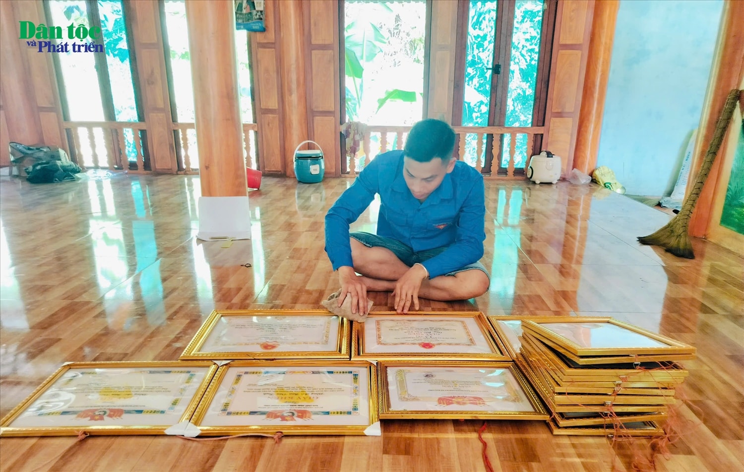 Thông qua những thước phim chia sẻ lên các nền tảng Mạng Xã hội của bản thân, Bàn Văn Tình cũng đã kết nối rất nhiều các chuyến thiện nguyện tới các vùng DTTS của địa phương cũng như của tỉnh bạn với số tiền hàng tỉ đồng. Nhờ đó, Bàn Văn Tình vinh dự được nhận nhiều giấy khen của các cấp chính quyền tỉnh Hà Giang, Lào Cai; nhiều thư cảm ơn từ UBND các xã, huyện nơi Tình kết nối các đoàn thiện nguyện tới.