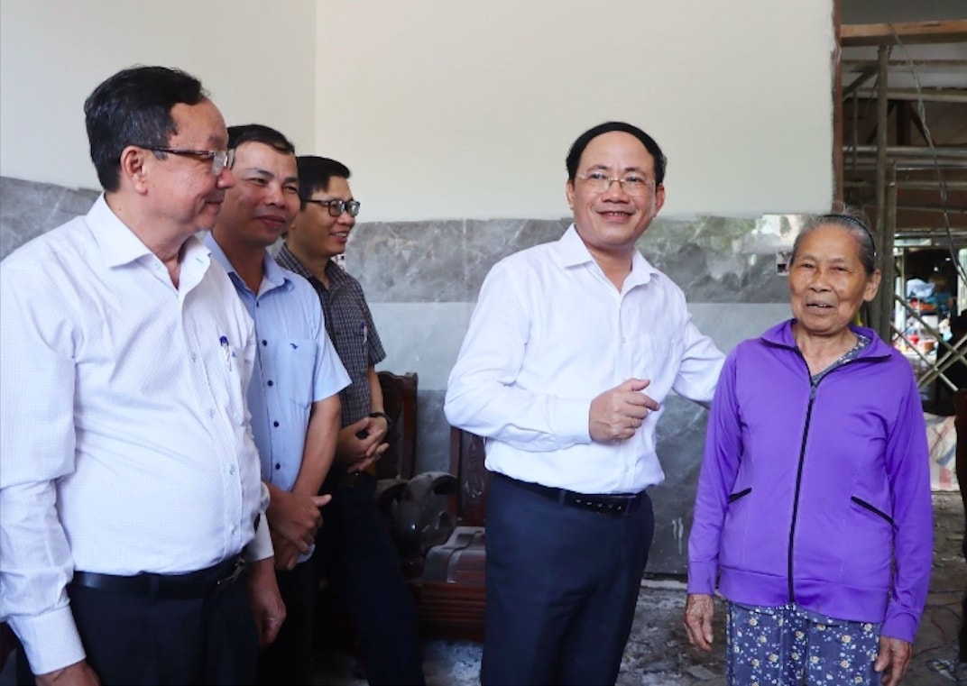 Chủ tịch UBND tỉnh Phạm Anh Tuấn (thứ 2 từ phải sang) thăm các hộ dân được hỗ trợ xây nhà mới tại huyện An Lão