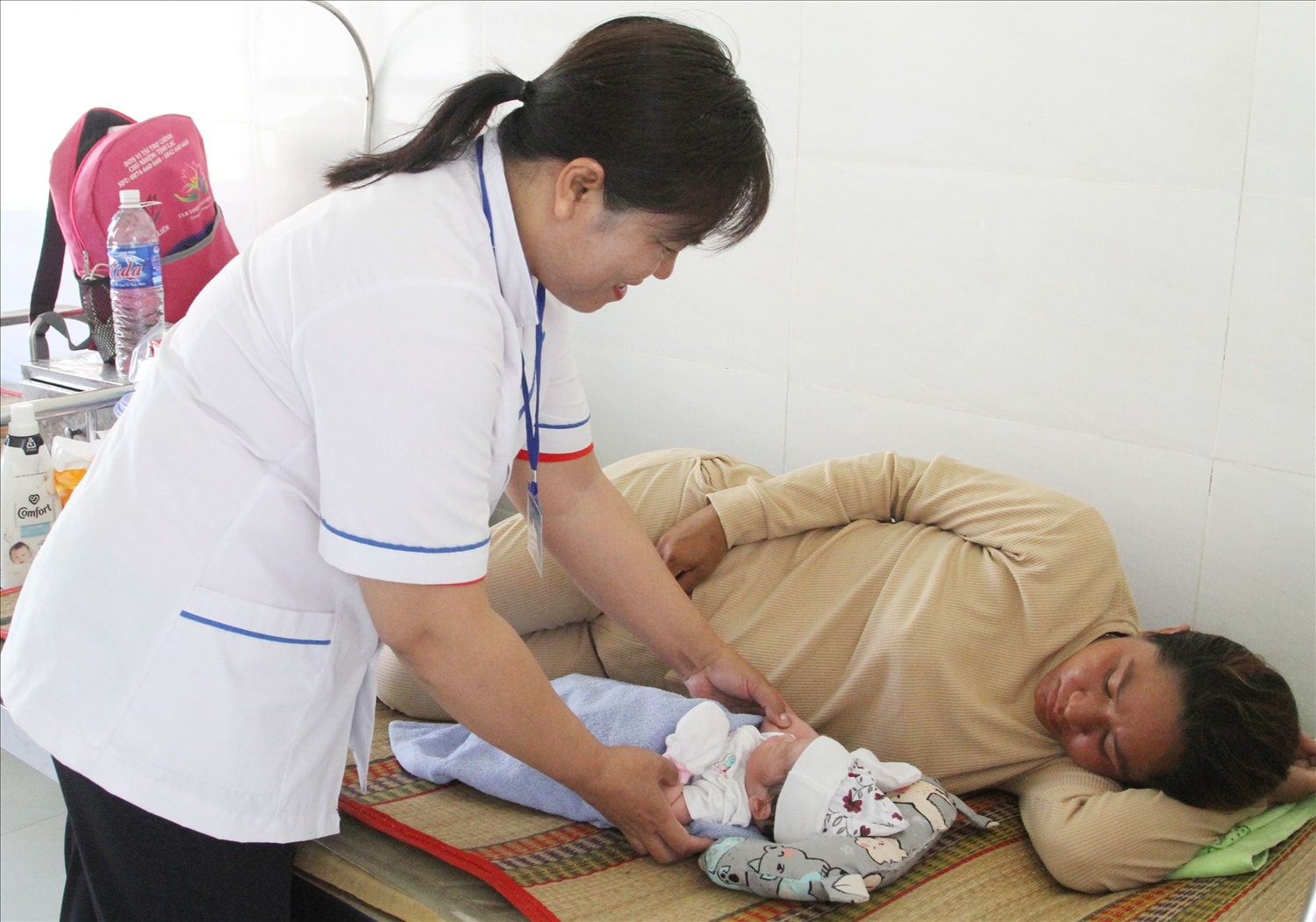 Y sĩ Tà Yên Thị Hạnh chăm sóc mẹ con sản phụ Ma Hy Thị Oanh sau ca sinh tại Trạm Y tế xã Ma Nới.