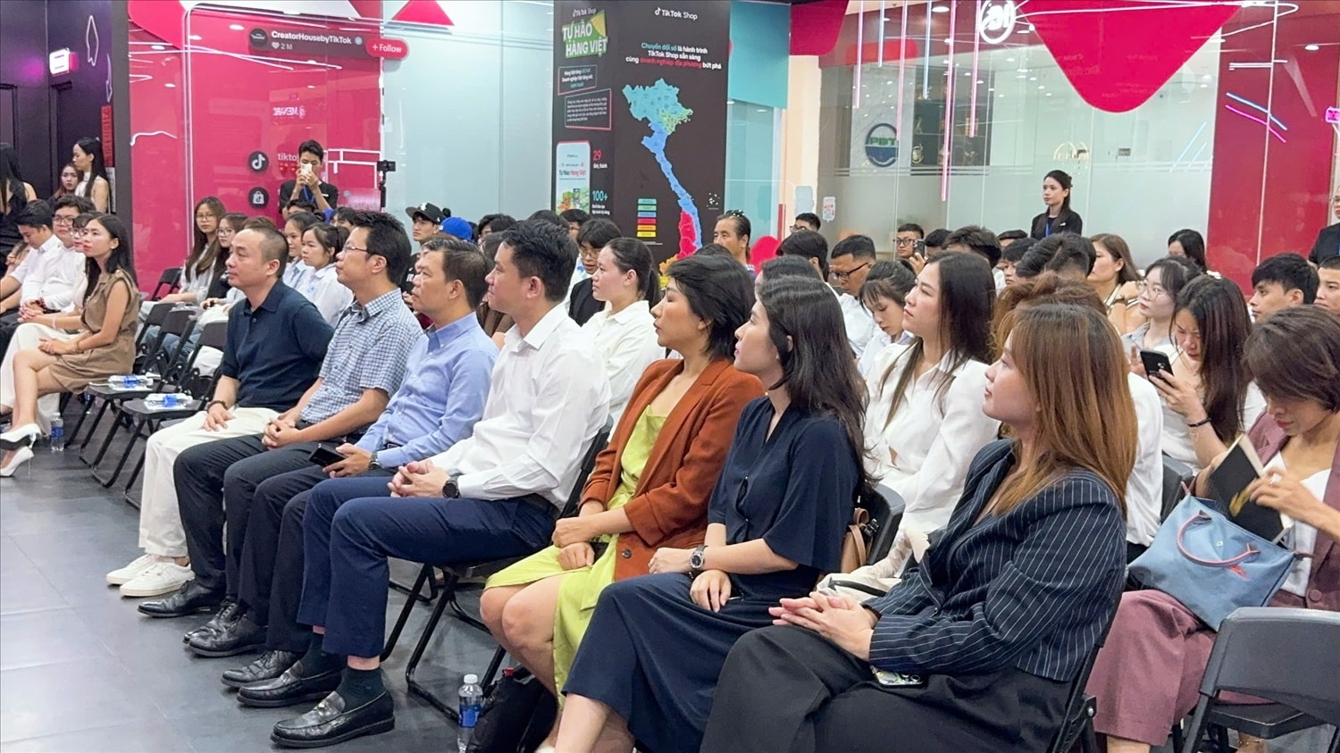 Các đại biểu tham dự chương trình