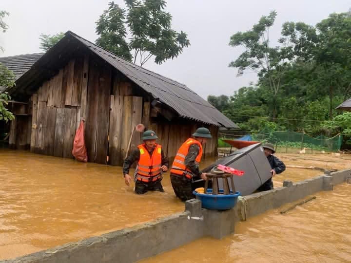 Lực lượng chức năng hỗ trợ người dân T di chuyển tài sản