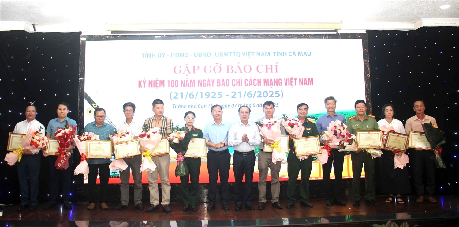 Đại diện lãnh đạo tỉnh Cà Mau trao bằng khen đến các cá nhân,  nhân dịp kỷ niệm 100 Năm Ngày Báo chí cách mạng Việt Nam