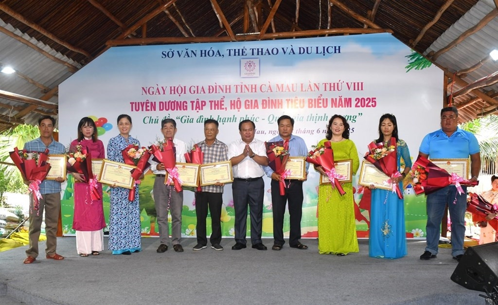 Ông Nguyễn Minh Luân, Phó Chủ tịch UBND tỉnh Trao bằng khen của Chủ tịch UBND tỉnh đến các tập thể 