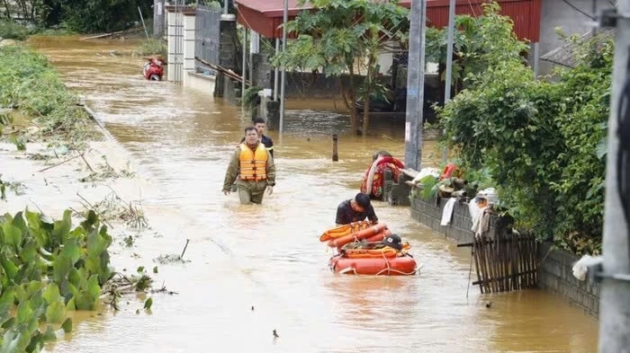 Lực lượng Công an giúp người dân di dời tài sản