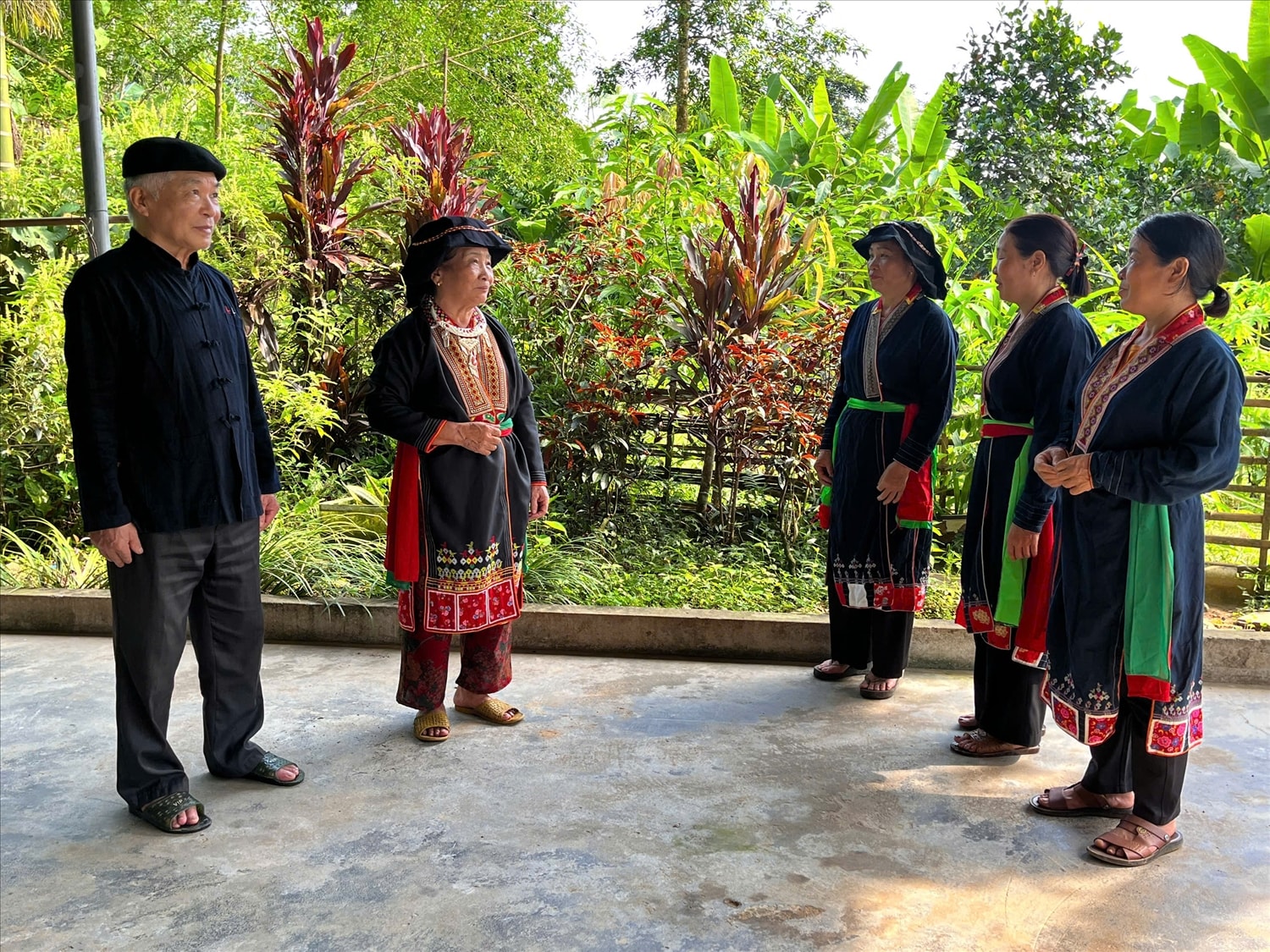 Nghệ nhân Bàn Thị Hồng, (đứng thứ 2 từ trái sang) người dân tộc Dao, xã Phúc Chu, huyện Định Hoá, tỉnh Thái Nguyên cùng các thành viên trong CLB tập hát làn điệu Pả Dung