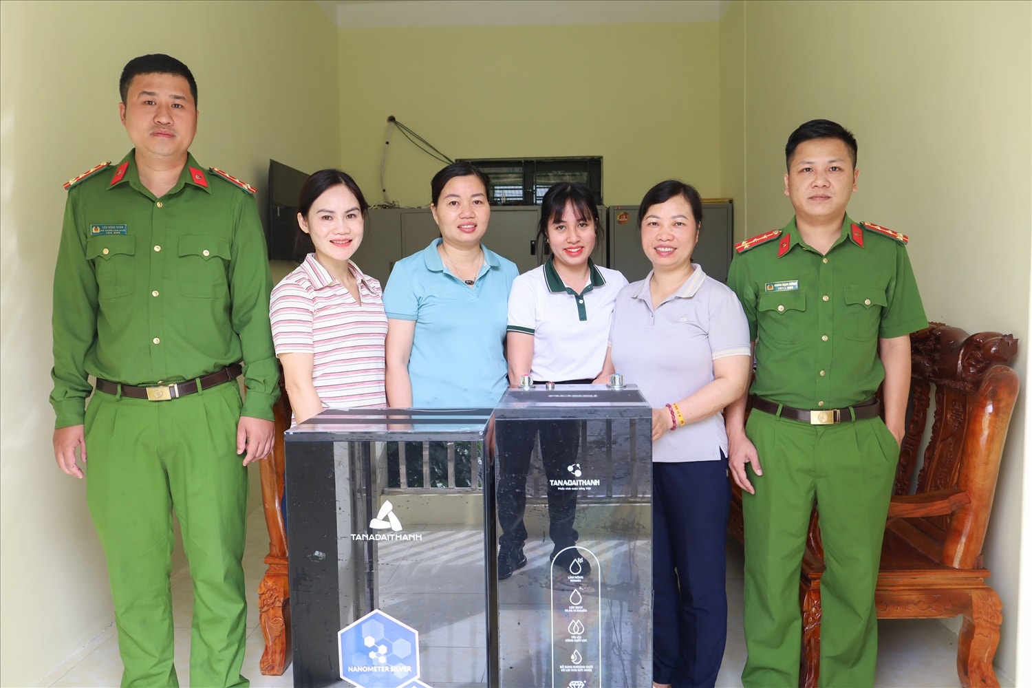 Lực lượng Công an xã biên giới Thèn Chu Phìn cùng Ban Giám hiệu Nhà trường  đón nhận món quà ý nghĩa do Công đoàn Tạp chí Thanh tra cùng nhà tài trợ trao tặng 