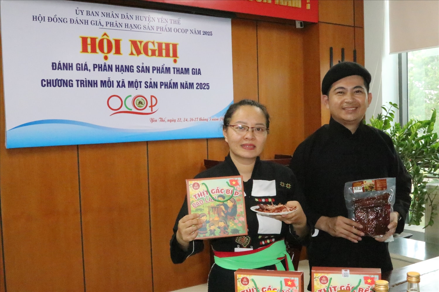 Anh Hoàng Xuân Mau cùng vợ giới thiệu sản phẩm thịt lợn gác bếp của HTX tại Hội nghị đánh giá, phân hạng  sản phẩm OCOP của huyện Yên Thế vào tháng 5/2025 