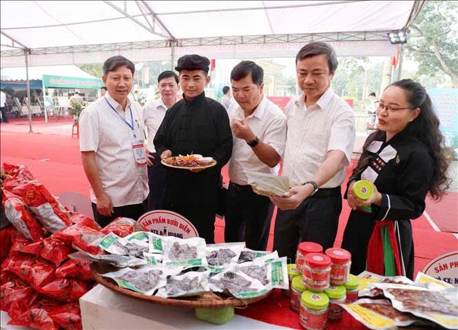 Anh Hoàng Xuân Mau giới thiệu sản phẩm của HTX với khách tham quan tại gian hàng triển lãm