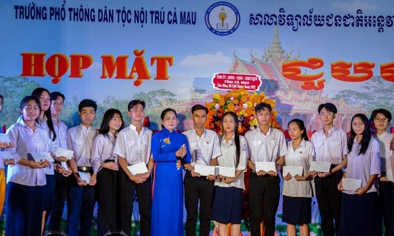 Bà Quách Kiều Mai, Phó giám đốc Sở Dân tộc và Tôn giáo  tỉnh Cà Mau trao quà cho các em Trường Dân tộc Nội trú nhân dịp tết cổ truyền Chôl Chnăm Thmây năm 2025 