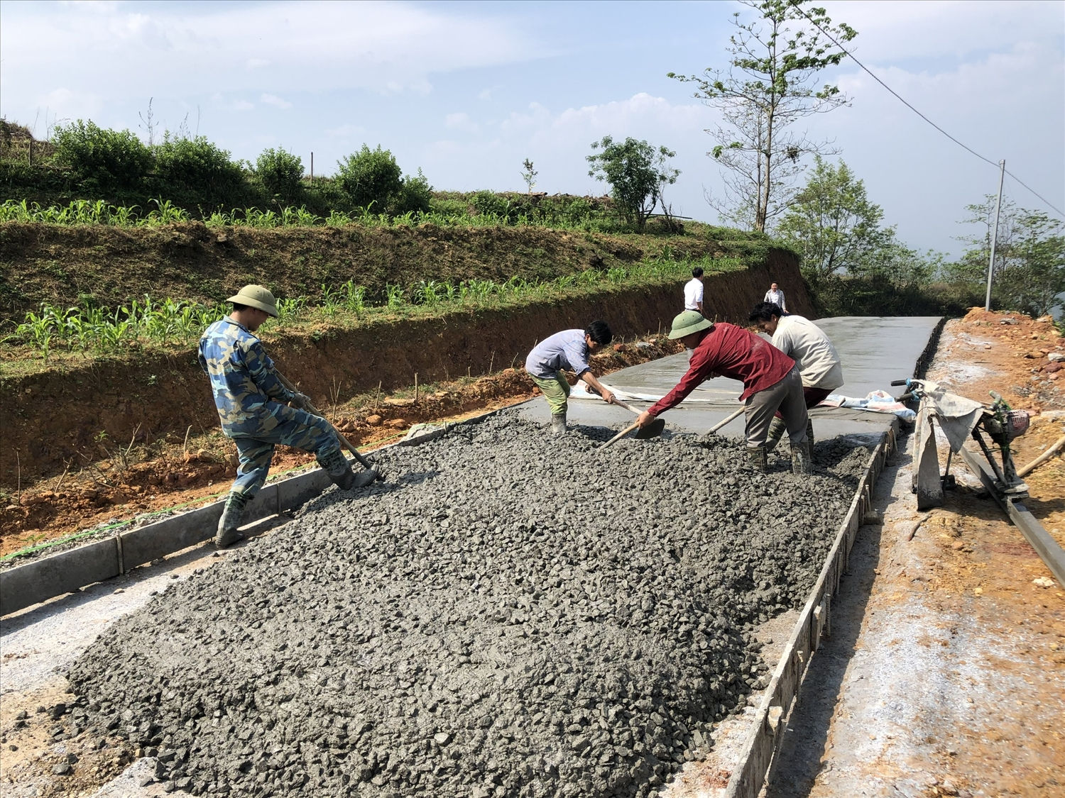 Hạ tầng giao thông nông thôn được đầu tư, nâng cấp Hạ tầng giao thông nông thôn được đầu tư, nâng cấp