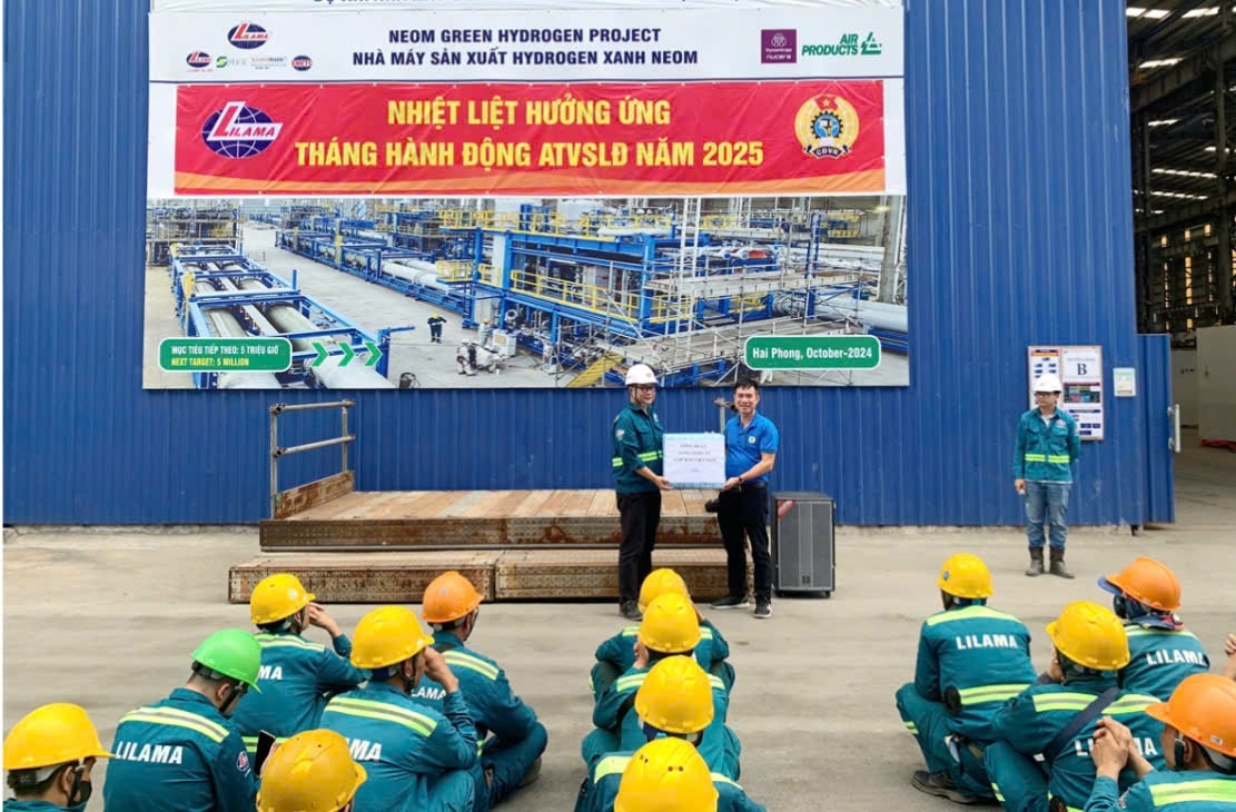 Công đoàn LILAMA trao quà cho người lao động Đội thi công số 2 LILAMA tại Hải Phòng