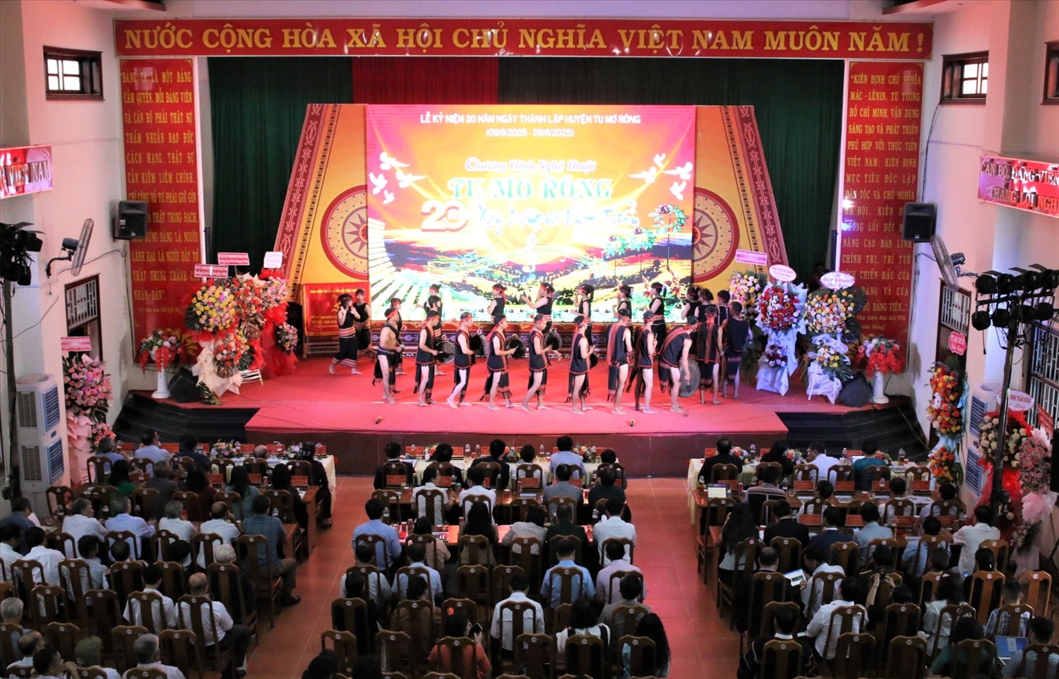 Đồng bào Xơ Đăng trình diễn cồng chiêng chào mừng Lễ kỷ niệm 20 năm thành lập huyện Tu Mơ Rông
