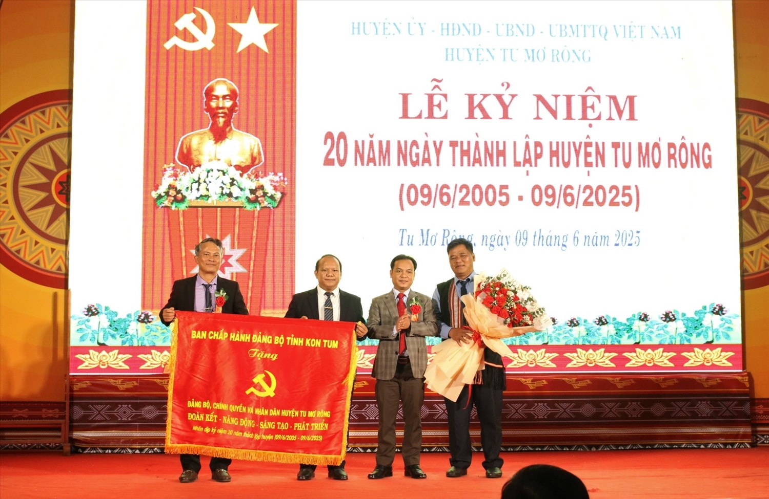 Ủy viên dự khuyết Ban Chấp hành Trung ương Đảng, Phó Bí thư Tỉnh ủy, Trưởng Đoàn đại biểu Quốc hội tỉnh Kon Tum U Huấn trao tặng bức trướng của Ban Chấp hành Đảng bộ tỉnh Kon Tum cho Đảng bộ, chính quyền và Nhân dân huyện Tu Mơ Rông