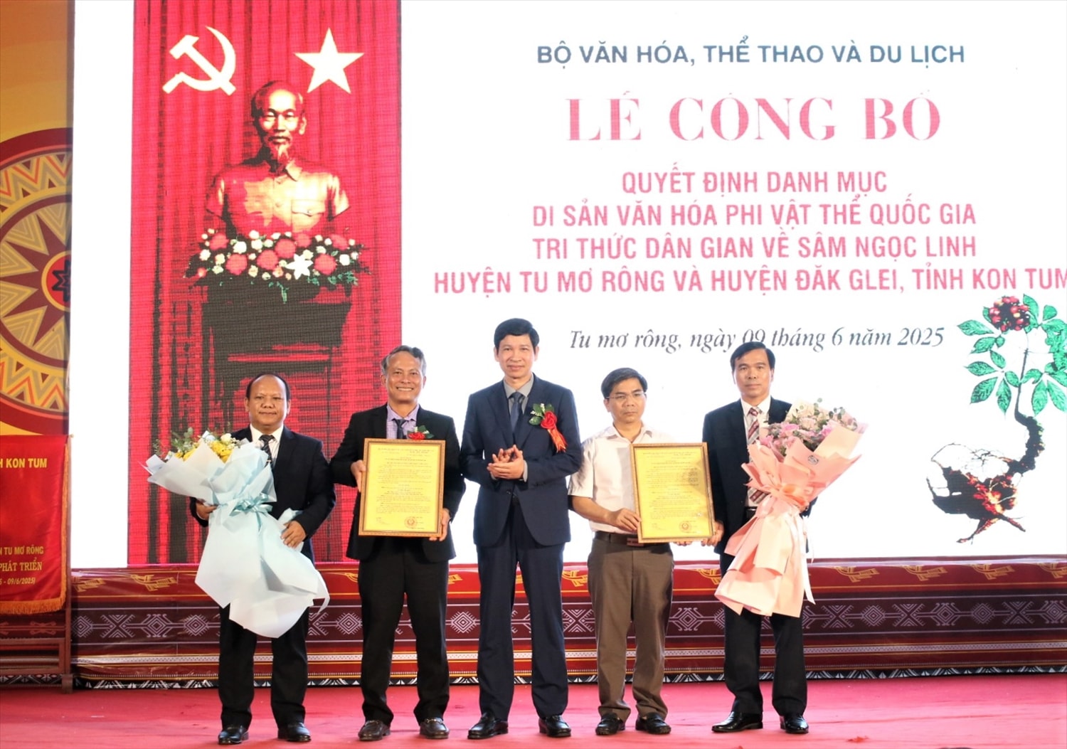 Thứ trưởng Bộ trưởng Bộ Văn hóa, Thể thao và Du lịch Hồ An Phong trao Quyết định cho huyện Tu Mơ Rông và huyện Đăk Glei