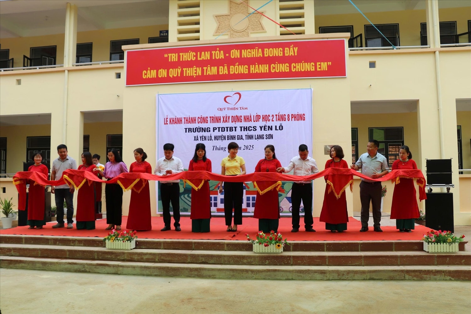Lễ cắt băng khánh thành