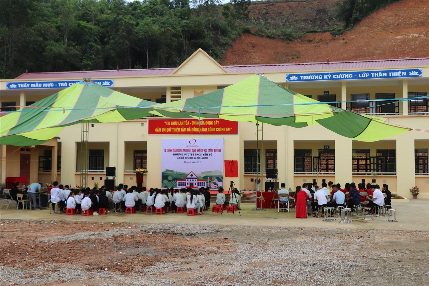 Quỹ Thiện Tâm thuộc Tập đoàn Vingroup đã tiến hành khảo sát và quyết định tài trợ xây dựng 8 phòng học cho Trường Phổ thông dân tộc bán trú Trung học cơ sở Yên Lỗ