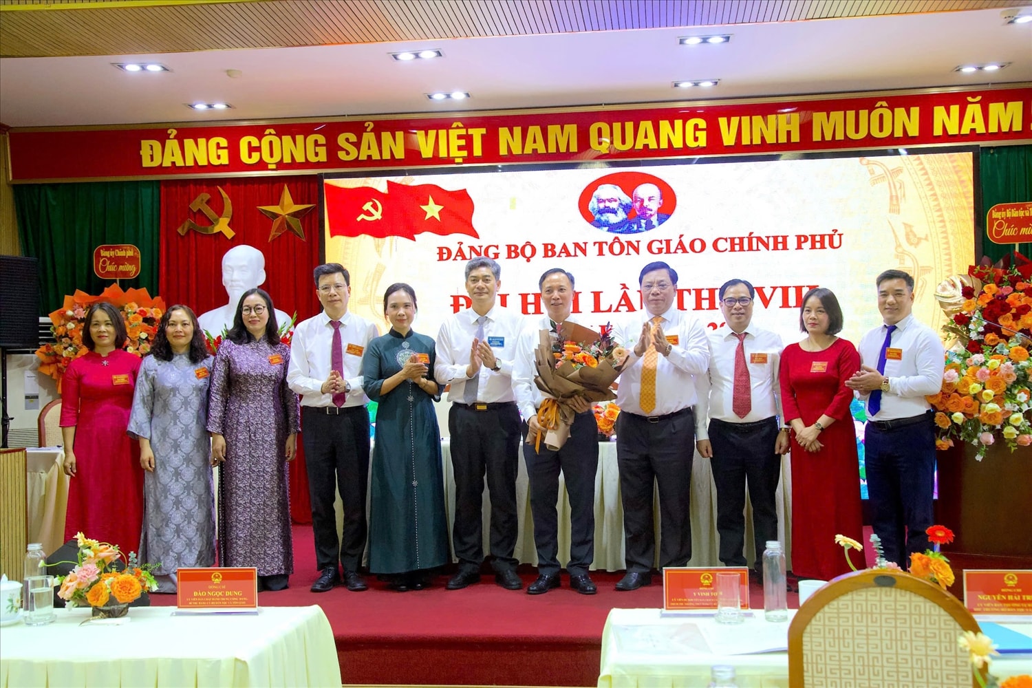 Phó Bí thư Thường trực,Thứ trưởng Bộ Dân tộc và Tôn giáo Y Vinh Tơr tặng hoa chúc mừng Ban chấp hành Đảng bộ Ban Tôn giáo Chính phủ nhiệm kỳ 2025 - 2030