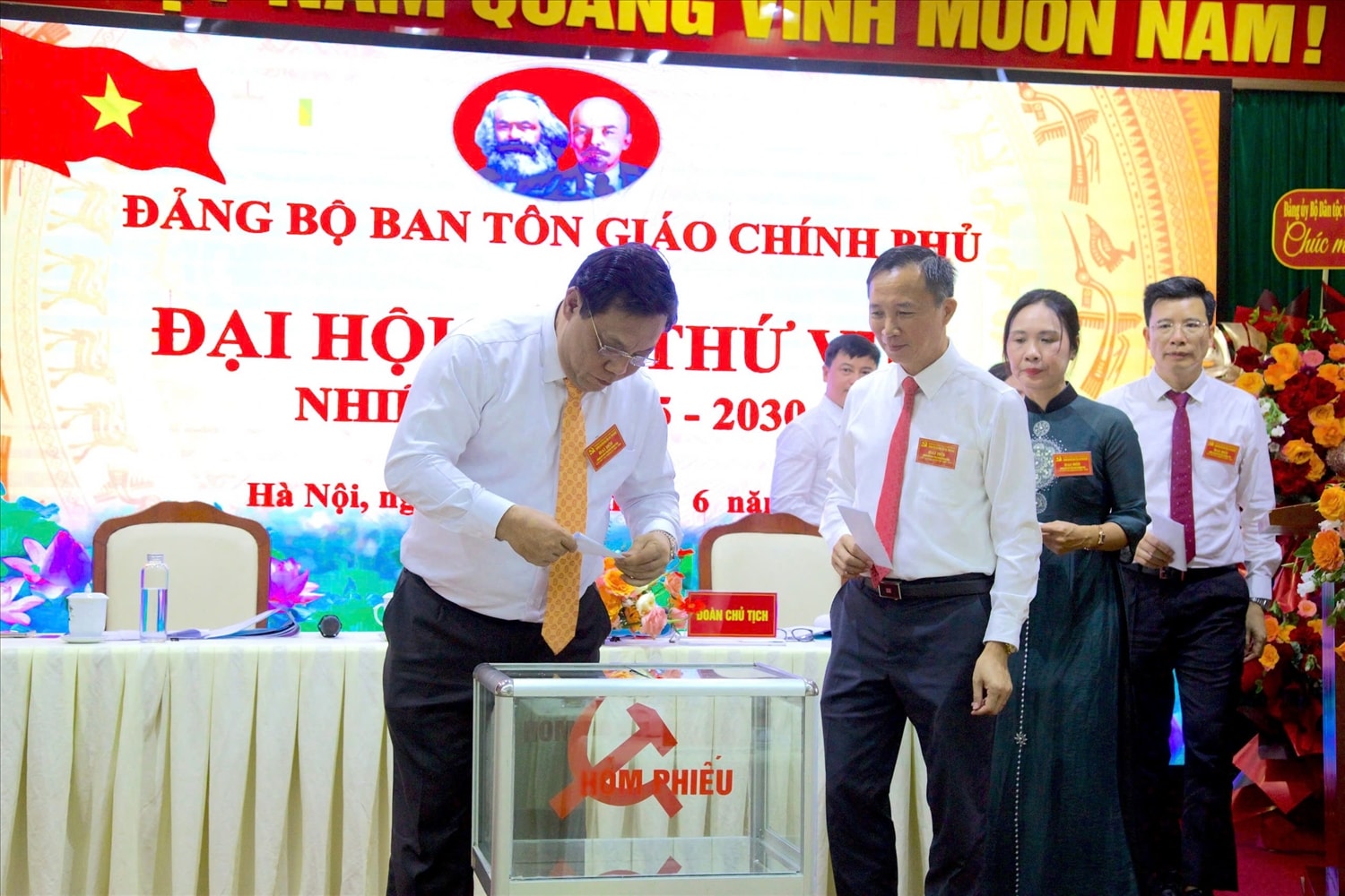Thứ trưởng Bộ Dân tộc và Tôn giáo Nguyễn Hải Trung cùng các đại biểu tiến hành bỏ phiếu tại Đại hội