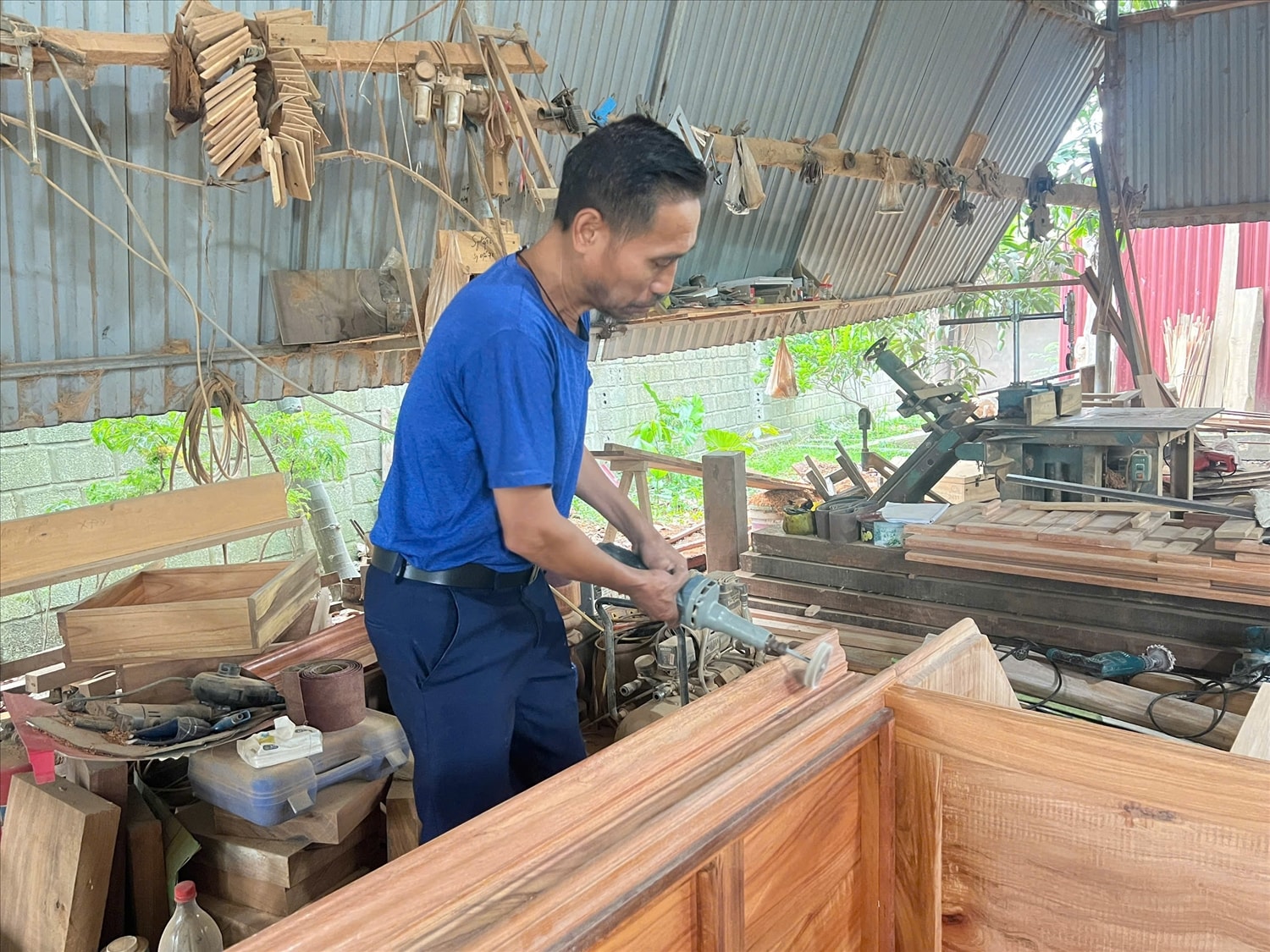 Công nhân làm tại cơ sở mộc của gia đình anh Hưng