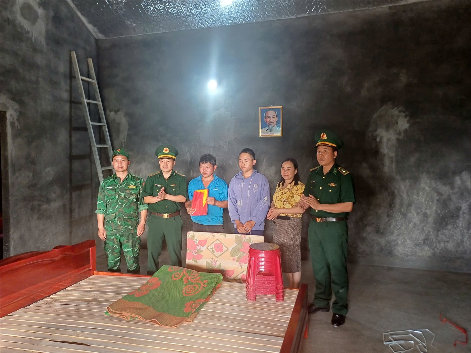 Cán bộ, chiến sĩ Đồn Biên phòng Dào San trao quà gia đình Dì A Đinh, bản Hợp 2,  xã Dào San trong ngày  về nhà mới 