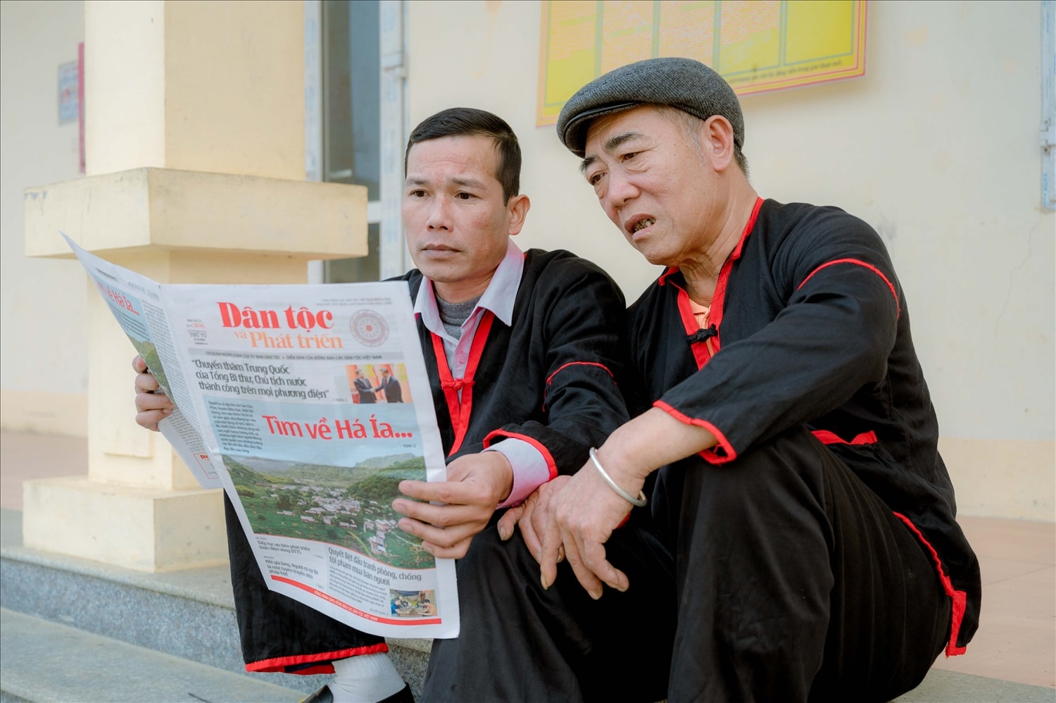 Ông Hủng Văn Sứ (bên trái) - Người có uy tín thôn Đồng Tiến, xã Yên Thành, huyện Quang Bình cùng cán bộ địa phương tìm hiểu thông tin trên Báo Dân tộc và Phát triển