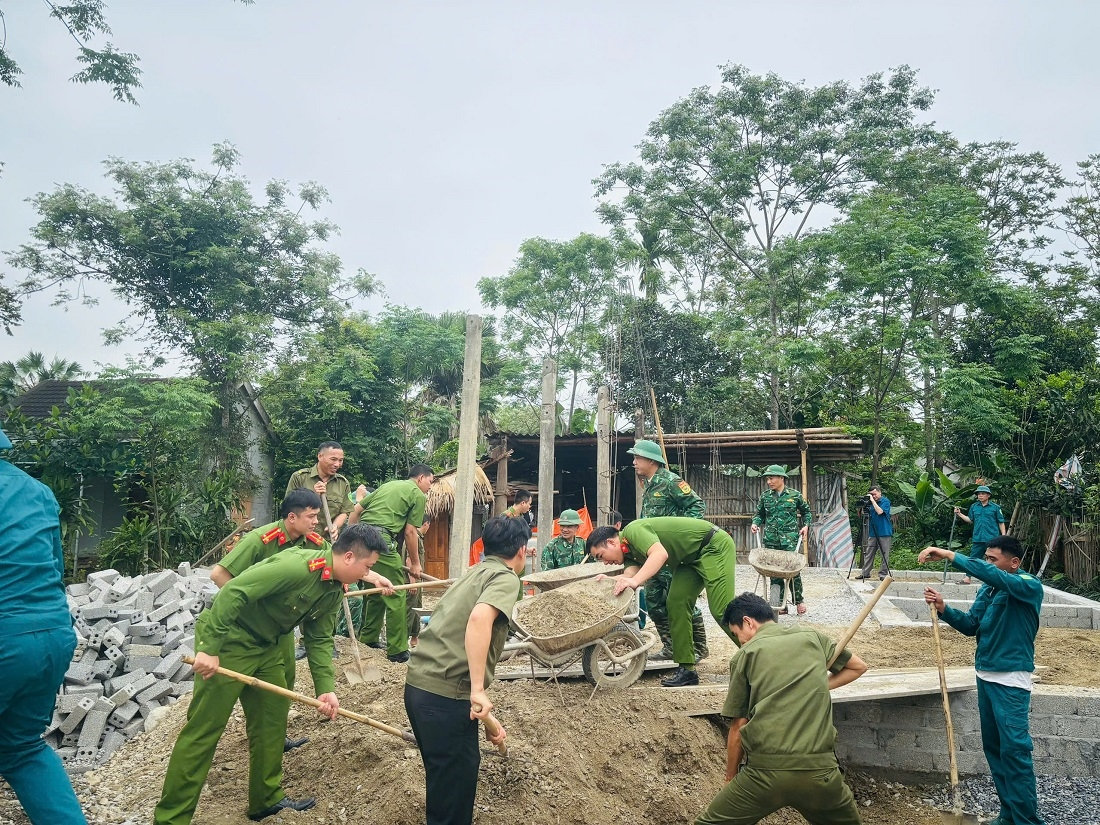 Các lực lượng vũ trang trên địa bàn xã Môn Sơn, huyện Con Cuông chung tay xáo nhà tạm, nhà dột nát trên địa bàn