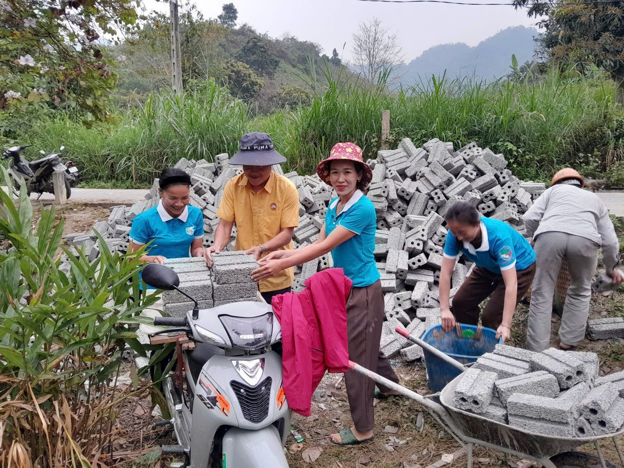Người dân  huyện Tương Dương hối hả chung tay xóa nhà tạm, nhà dột nát trên địa bàn