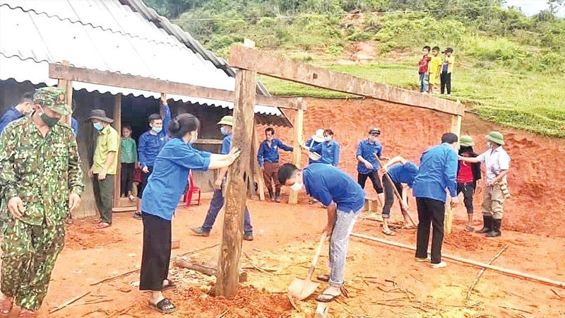Nghệ An quyết tâm xóa nhà tạm, nhà dột nát trước 31/7/2025 - Trong ảnh: Các lực lượng tại chỗ huyện Quế Phong chung tay xóa nhà tạm, nhà dột nát