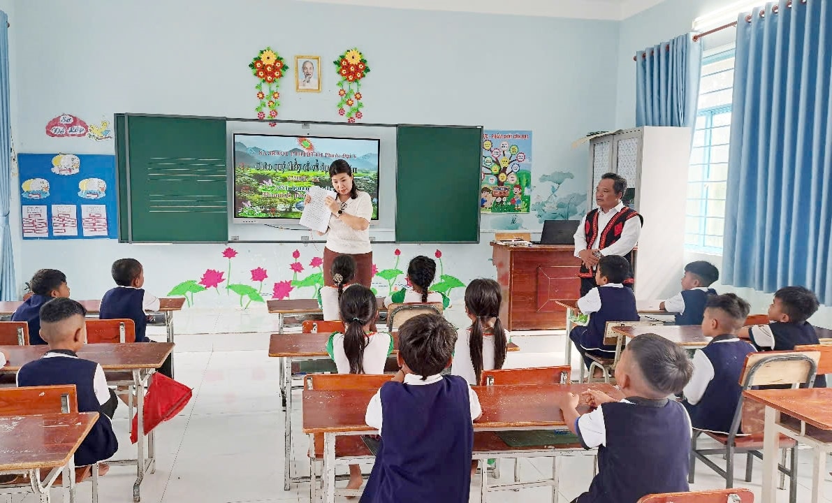 Giáo viên Trường Tiểu học Phước Đại A chăm lo dạy tiếng Raglay cho học sinh lớp 1. 