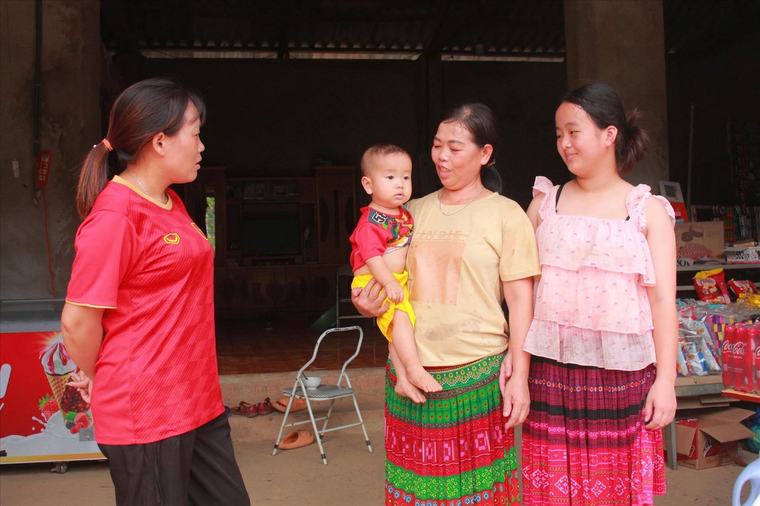 Cán bộ Hội LHPN xóm Lân Quan, xã Tân Long, huyện Đồng Hỷ tư vấn và cung cấp các thông tin về tảo hôn và hôn nhân cận huyết cho người dân