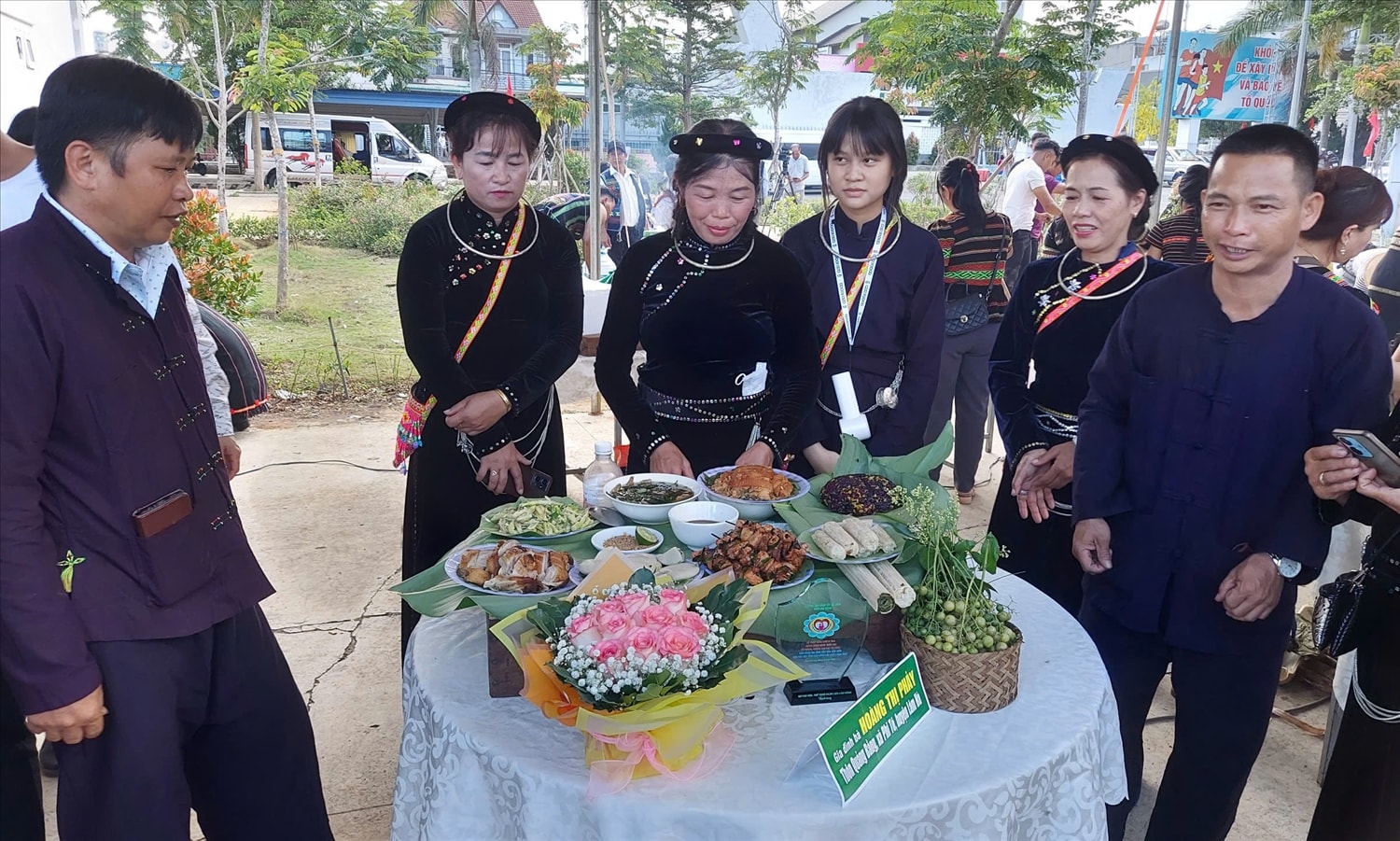 Bữa cơm của gia đình bà Hoàng Thị Phảy đến từ thôn Quảng Bằng, xã Phi Tô, huyện Lâm Hà đậm đà hương vị của dân tộc Tày.