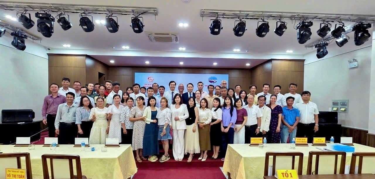 Học viên và lãnh đạo Trường Cao đẳng Du lịch Nha Trang tại Lễ Bế giảng