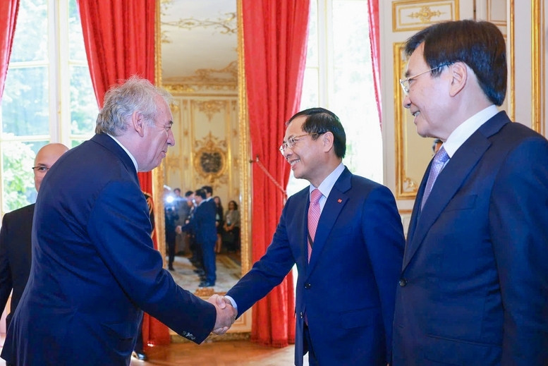 Thủ tướng Phạm Minh Chính giới thiệu với Thủ tướng Pháp Francois Bayrou các thành viên đoàn Việt Nam - Ảnh: VGP/Nhật Bắc Thủ tướng Phạm Minh Chính giới thiệu với Thủ tướng Pháp Francois Bayrou các thành viên đoàn Việt Nam - Ảnh: VGP/Nhật Bắc