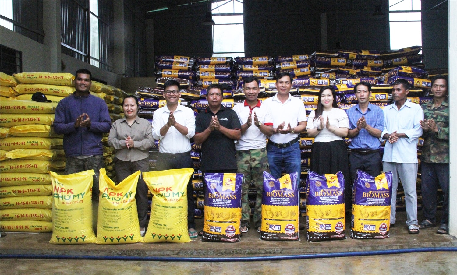 Lãnh đạo Phòng Dân tộc và Tôn giáo huyện Krông Ana, Công ty Cổ phần Ê Đê Café giao vật tư nông nghiệp là phân bón cho người dân