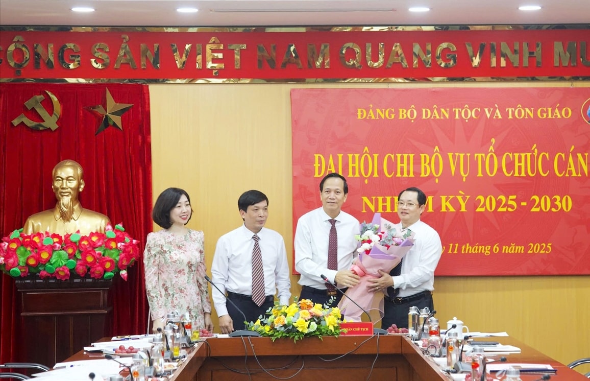 Bí thư Đảng ủy, Bộ trưởng Bộ Dân tộc và Tôn giáo Đào Ngọc Dung tặng hoa chúc mừng Ban Chấp hành Chi bộ nhiệm kỳ 2025-2030