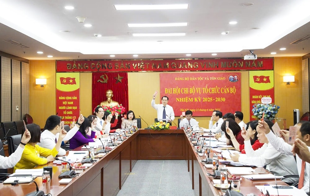 Các đảng viên  biểu quyết thông qua nhiều nội dung của Đại hội