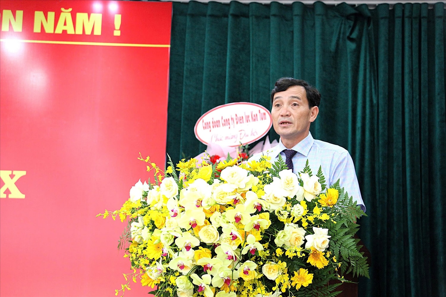 Ông Đinh Quốc Tuấn – Tỉnh ủy viên, Phó Bí thư Đảng ủy UBND tỉnh Kon Tum phát biểu chỉ Đại hội