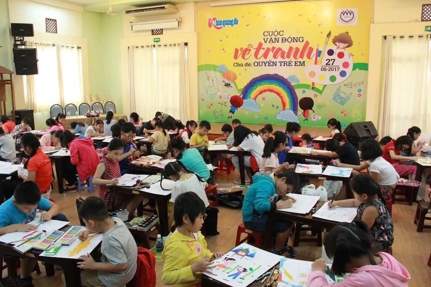 Các học sinh đến từ các Nhà thiếu nhi quận, huyện trong TP.HCM tham gia vẽ tranh với về Quyền trẻ em. Ảnh: TL Các học sinh đến từ các Nhà thiếu nhi quận, huyện trong TP.HCM tham gia vẽ tranh với về Quyền trẻ em. Ảnh: TL