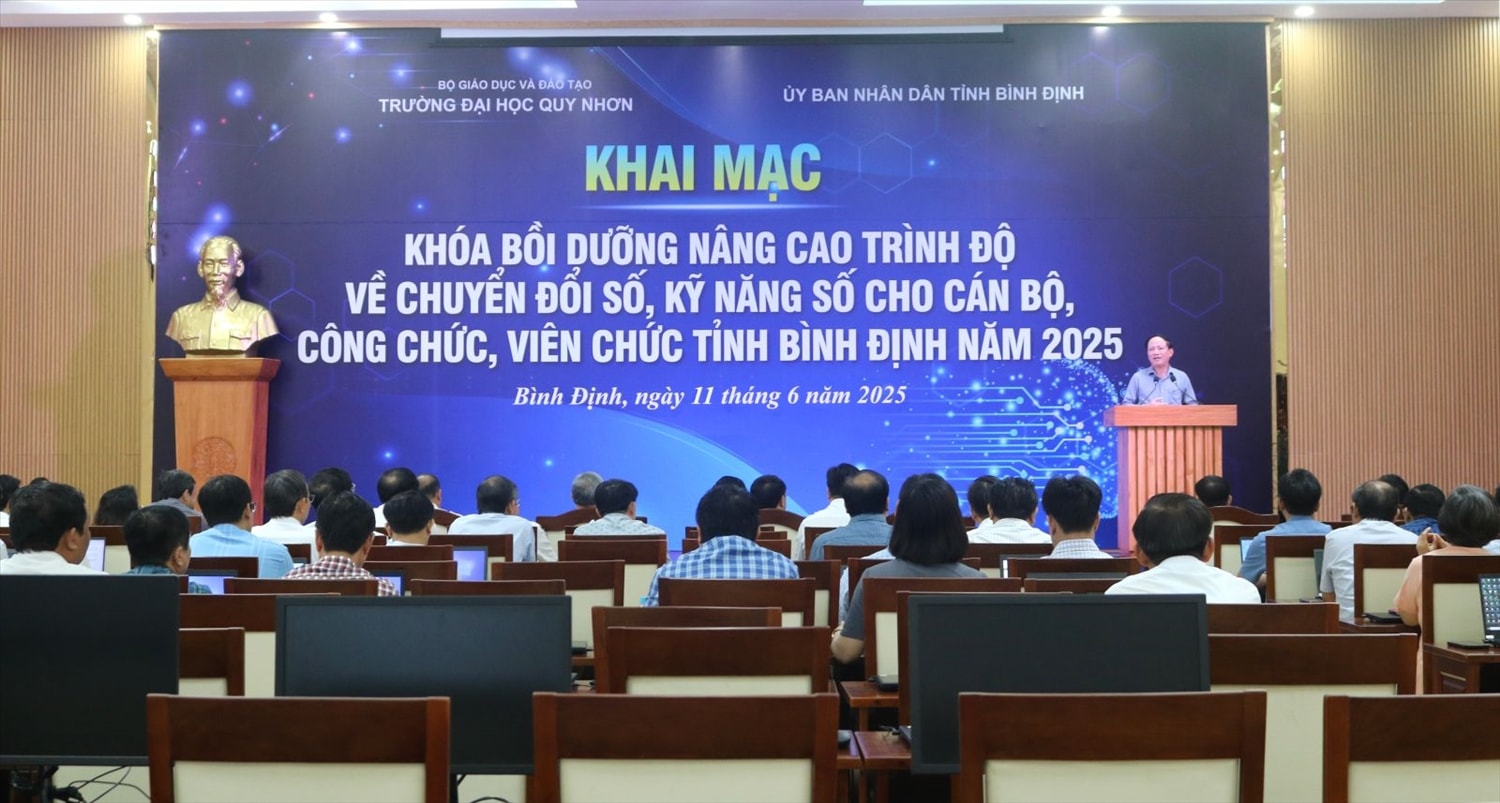 Quang cảnh khai mạc Khoá bồi dưỡng, nâng cao trình độ về chuyển đổi số, kỹ năng số cho cán bộ, công chức, viên chức  trong tỉnh