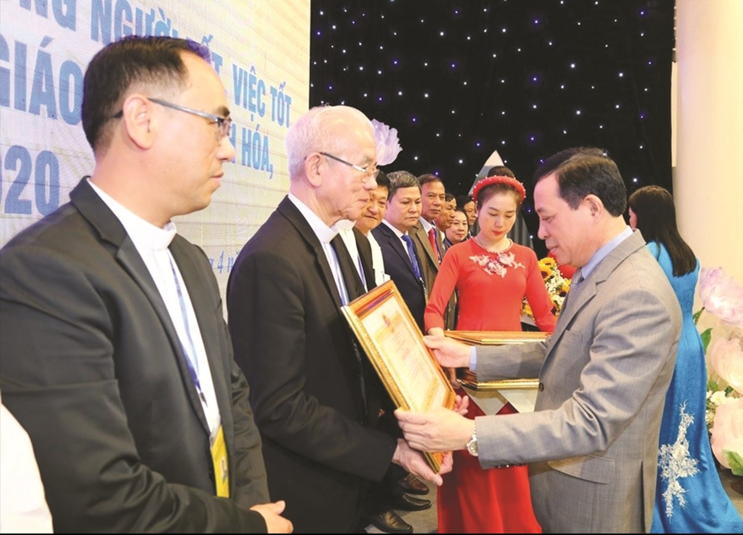 Ông Lại Thế Nguyên, Phó Bí thư Thường trực Tỉnh ủy, Chủ tịch HĐND tỉnh, Trưởng Đoàn ĐBQH tỉnh trao Bằng khen của Chủ tịch UBND tỉnh Thanh Hóa cho các cá nhân có thành tích xuất sắc trong tham gia các phong trào thi đua yêu nước, sống tốt đời, đẹp đạo giai đoạn 2020 - 2025