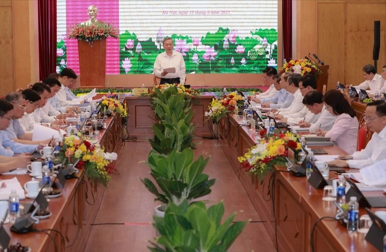 Tổng Bí thư nhấn mạnh tầm quan trọng của việc xây dựng đội ngũ cán bộ tuyên giáo, dân vận thật sự là những chiến sĩ kiên trung trên mặt trận tư tưởng, vận động quần chúng của Đảng - Ảnh: VGP/Vũ Phong