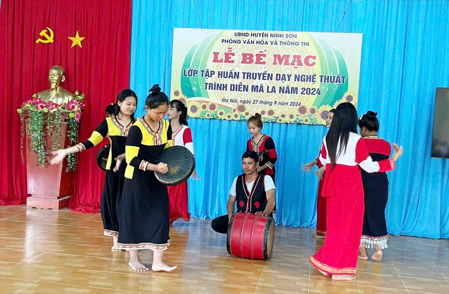 Bà con xã Ma Nới, huyện Ninh Sơn  học diễn tấu đánh mã la